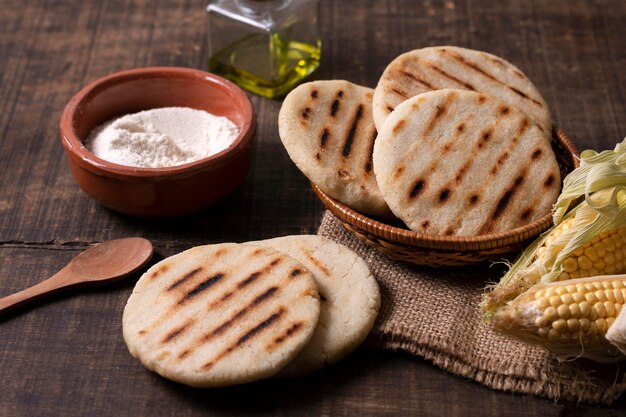 Arepas à angle élevé avec bol de farine