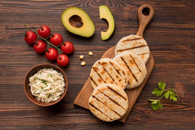 Arepas sur vue de dessus de planche de bois