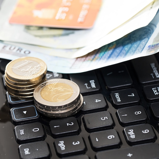 Argent et carte bancaire sur le clavier