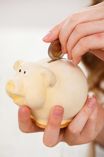 Argent, finances. femme avec cochon