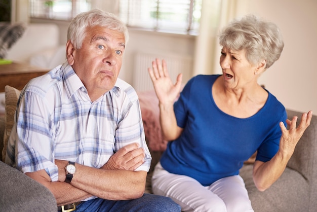 Photo gratuite l'argument du couple de personnes âgées n'est pas une blague