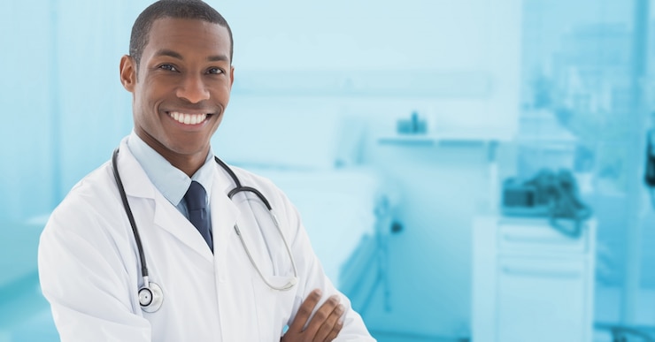 Photo gratuit armes modernes vides ont traversé le médecin d&#39;entreprise