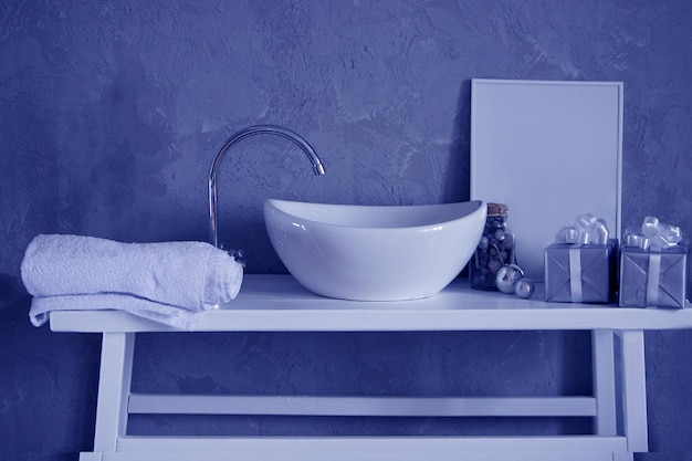 Armoire blanche dans des tons bleus avec lavabo à l'intérieur de la salle de bain moderne. flou artistique