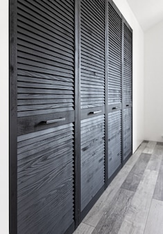 Armoire en bois noir décorée de stores, armoire avec décoration de stores.