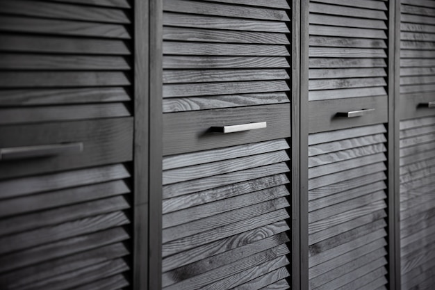 Armoire en bois noir décorée de stores, armoire avec décoration de stores.