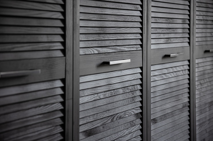 Photo gratuit armoire en bois noir décorée de stores, armoire avec décoration de stores.