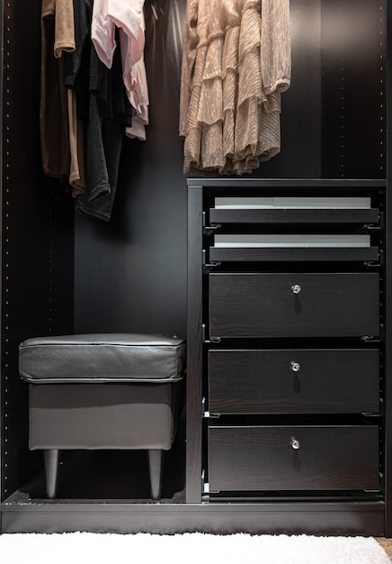 Photo gratuite armoire, casier et pouf noirs, vue intérieure, intérieur de l'armoire.