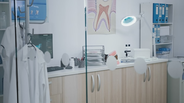 Armoire d'hôpital orthodontique de stomatologie vide avec personne dedans équipée de meubles modernes teet...