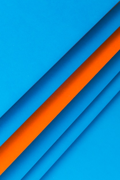 Arrangé bleu et un fond de papier orange