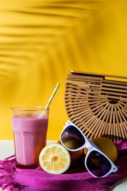 Photo gratuite arrangeemtn avec smoothie et verres