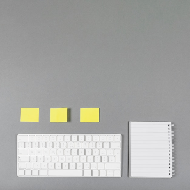 Arrangement d'affaires minimaliste sur fond gris avec espace de copie