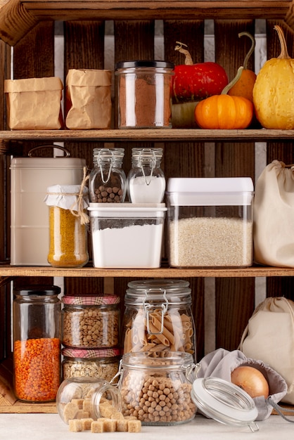 Arrangement d'aliments conservés sur des étagères