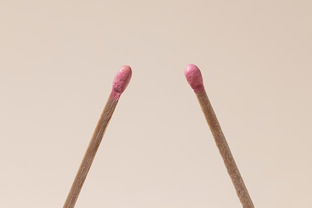 Photo gratuite arrangement d'allumettes en bois nature morte