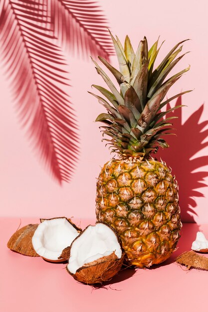 Arrangement d'ananas avec noix de coco