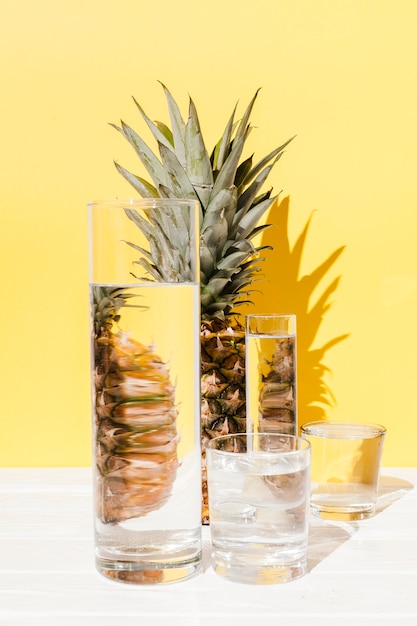 Arrangement d'ananas et de verres