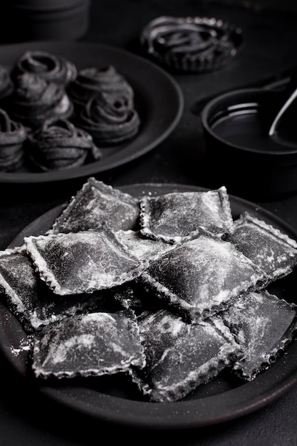 Arrangement d'angle élevé de délicieux plats noirs sur table sombre