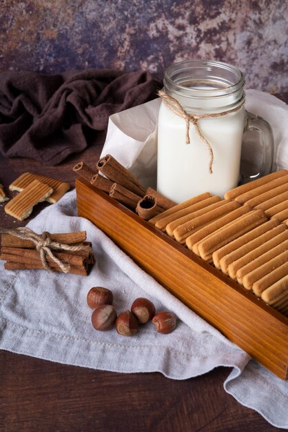 Arrangement à angle élevé avec du lait dans un pot et des biscuits