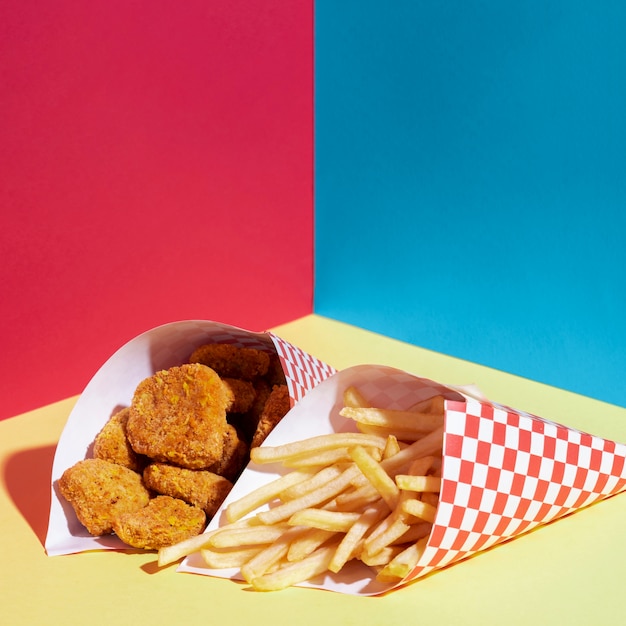 Arrangement à angle élevé avec frites et croquettes de poulet