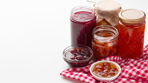 Arrangement d'angle élevé avec pots de confiture