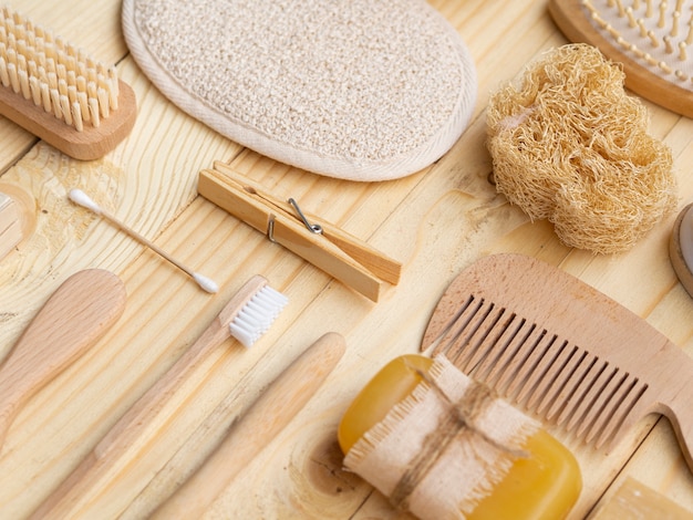 Arrangement à angle élevé avec savon, éponge et produits en bois