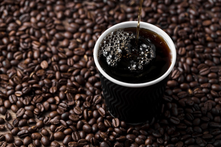 Photo gratuit arrangement d'angle élevé avec une tasse de café noire