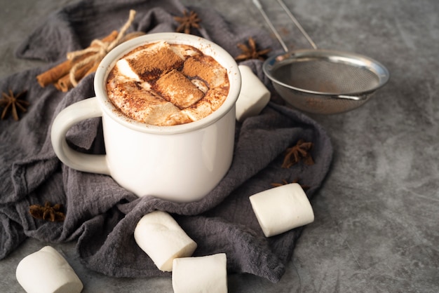 Photo gratuite arrangement à angle élevé avec une tasse avec des guimauves