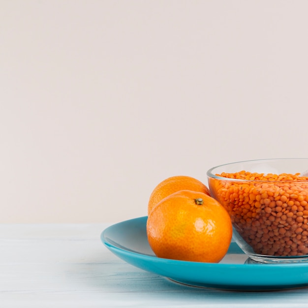 Arrangement avec de l'argousier et des oranges