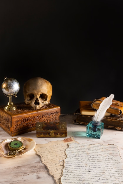 Photo gratuite arrangement d'artefacts de pirate nature morte