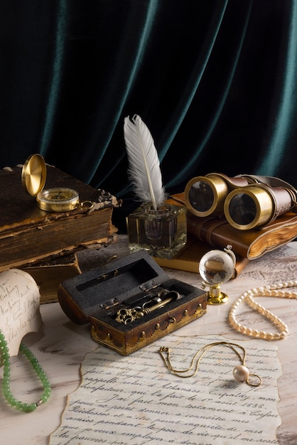 Photo gratuite arrangement d'artefacts de pirate nature morte