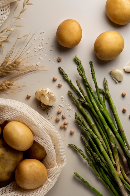 Arrangement d'asperges et de pommes de terre vue de dessus