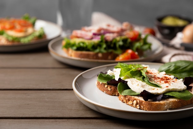 Arrangement d'assiettes avec sandwichs