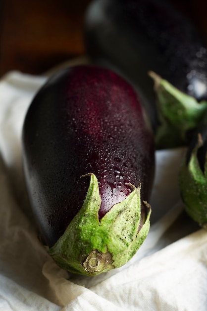 Photo gratuite arrangement d'aubergines crues fraîches