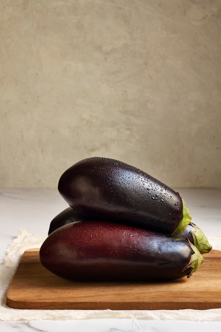 Photo gratuit arrangement d'aubergines crues fraîches