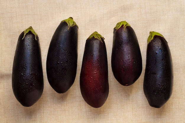 Arrangement d'aubergines vue de dessus