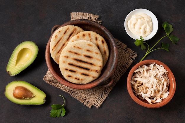 Arrangement d'avocat et arepas à plat