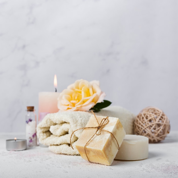 Arrangement de bain avec du savon et une serviette