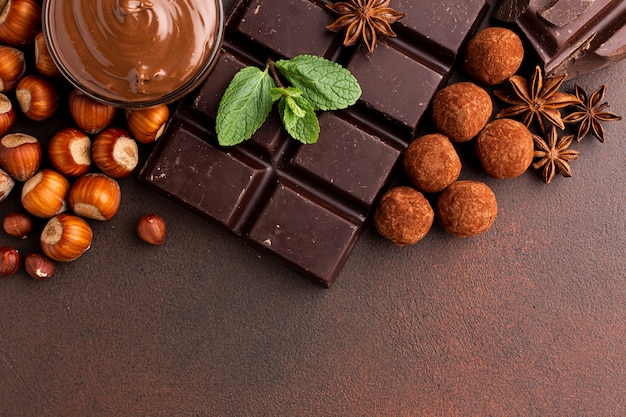 Arrangement de barre de chocolat avec des truffes