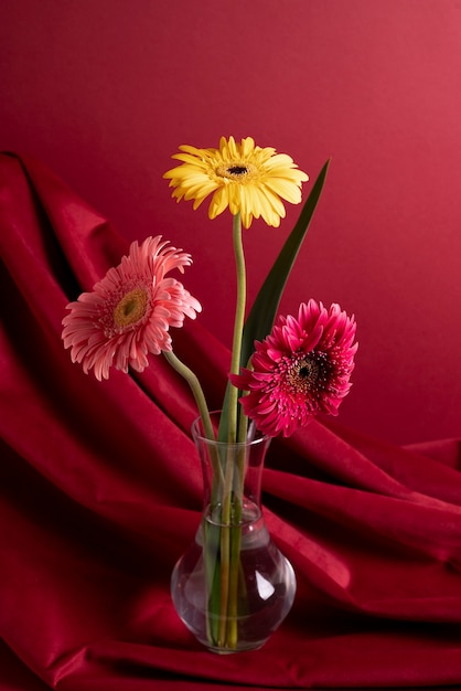 Arrangement avec de beaux gerberas dans un vase