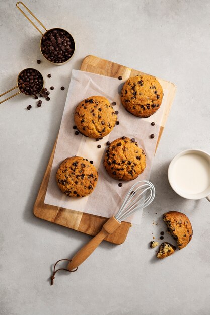 Arrangement de biscuits aux pépites de chocolat à plat