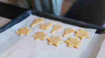 Photo gratuite arrangement de biscuits en forme de grand angle