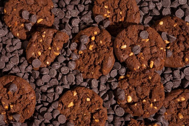 Arrangement de biscuits et pépites de chocolat vue de dessus