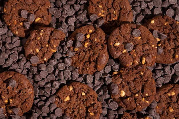 Arrangement de biscuits et pépites de chocolat vue de dessus