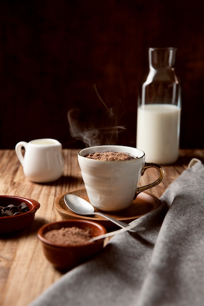 Photo gratuite arrangement de boisson au chocolat chaud