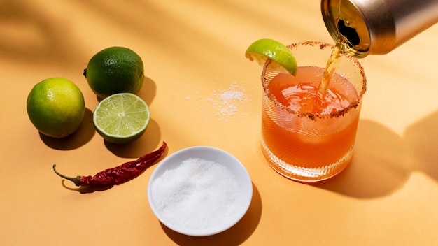 Photo gratuite arrangement de boisson michelada épicée sur la table