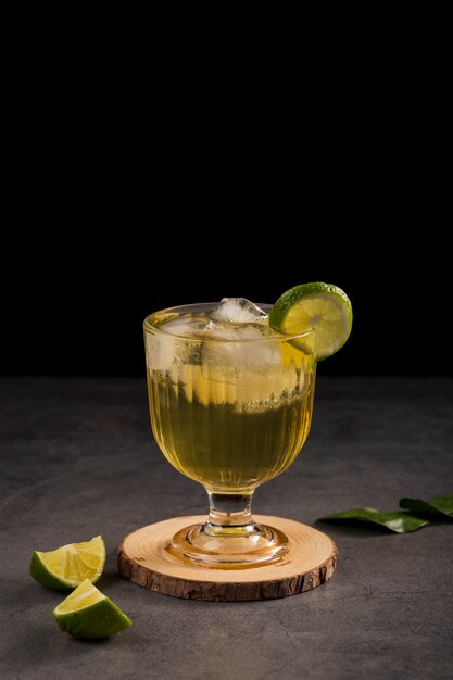 Arrangement avec boisson et tranche de citron vert