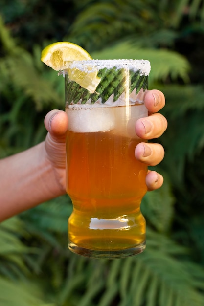 Photo gratuite arrangement de boissons michelada épicées