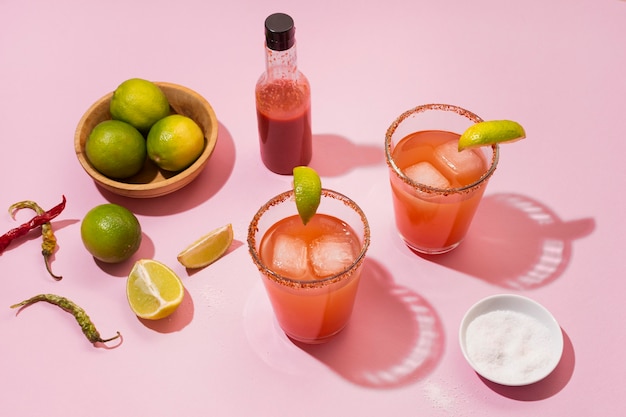 Photo gratuite arrangement de boissons michelada épicées