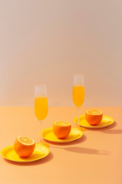 Arrangement de boissons et d'oranges