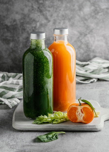 Arrangement de boissons saines dans des bouteilles en verre