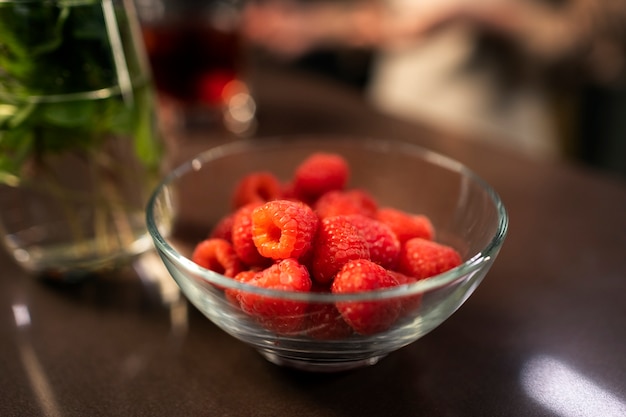 Arrangement bol et bouteille de framboises